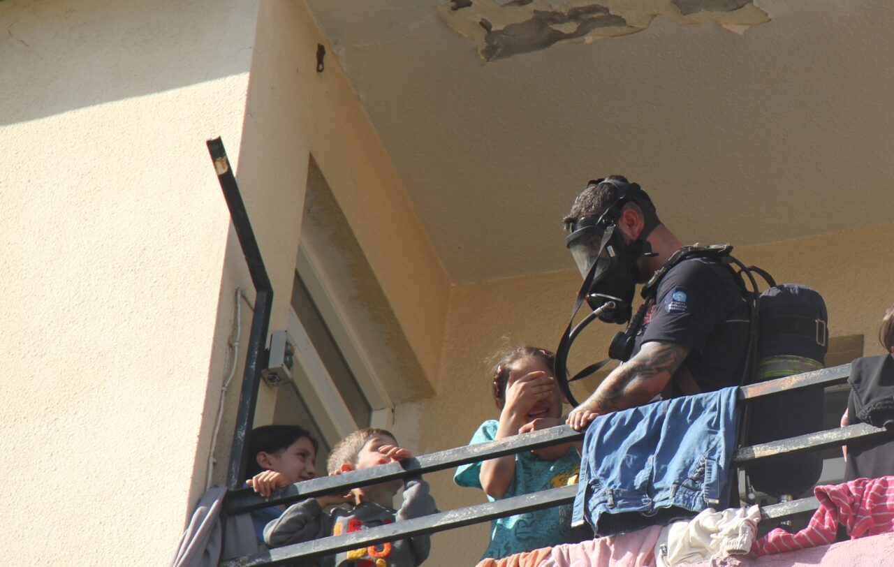 Antalya'nın Serik ilçesinde bir evde çıkan yangında, bitişik apartmanda mahsur