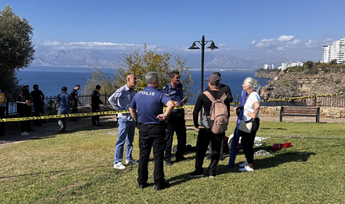  Antalya'nın Muratpaşa ilçesinde falezlerden kayalıklara düşen kişi hayatını kaybetti.