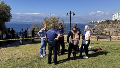  Antalya'nın Muratpaşa ilçesinde falezlerden kayalıklara düşen kişi hayatını kaybetti.