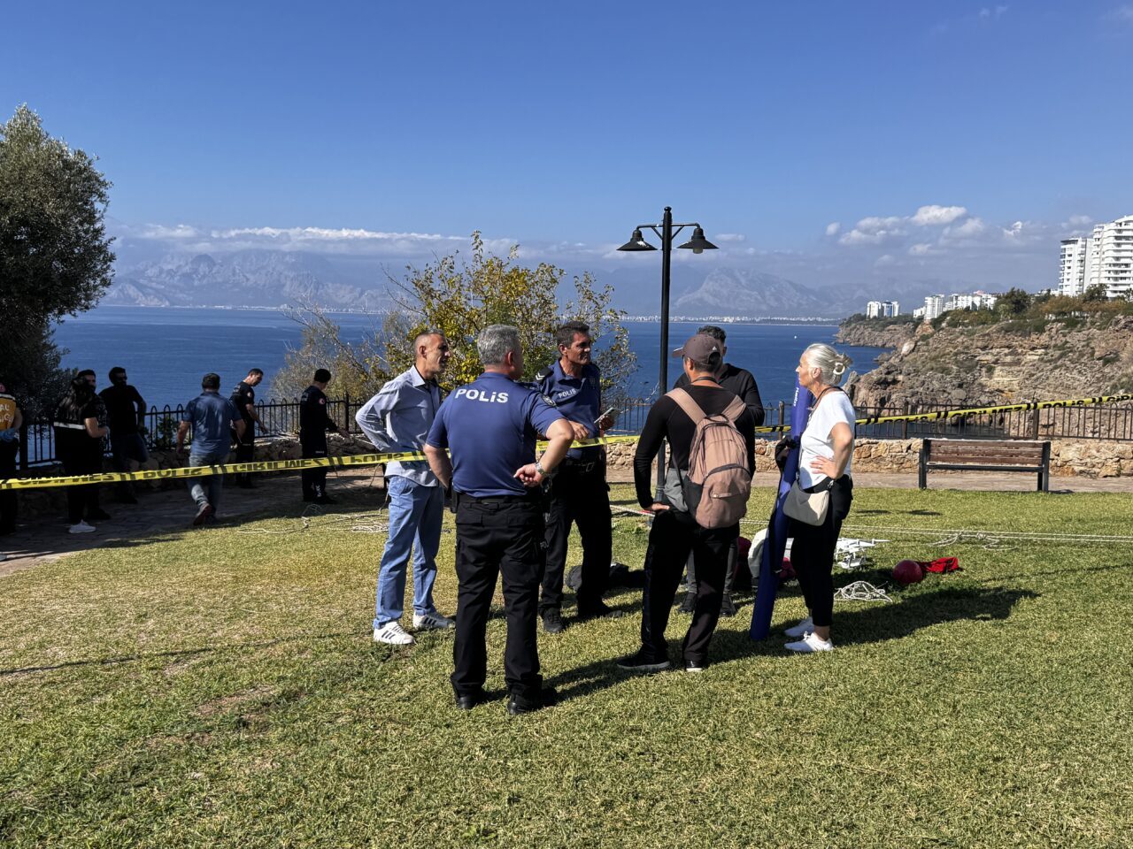  Antalya'nın Muratpaşa ilçesinde falezlerden kayalıklara düşen kişi hayatını kaybetti.