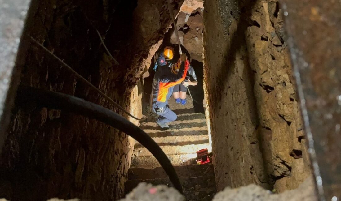 Antalya'nın Muratpaşa ilçesinde, kürek sörfüyle açıldıkları denizde rüzgarın etkisiyle sürüklenip