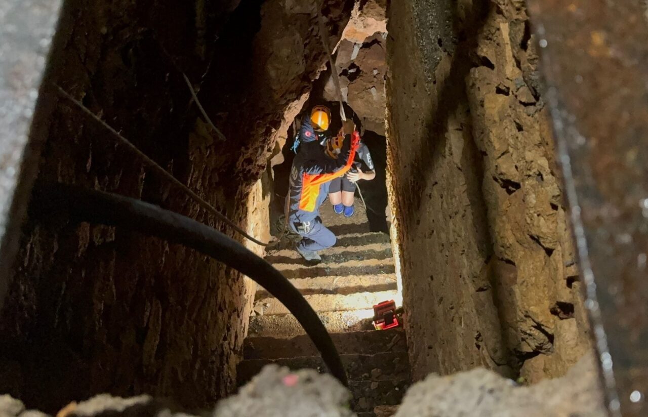 Antalya'nın Muratpaşa ilçesinde, kürek sörfüyle açıldıkları denizde rüzgarın etkisiyle sürüklenip