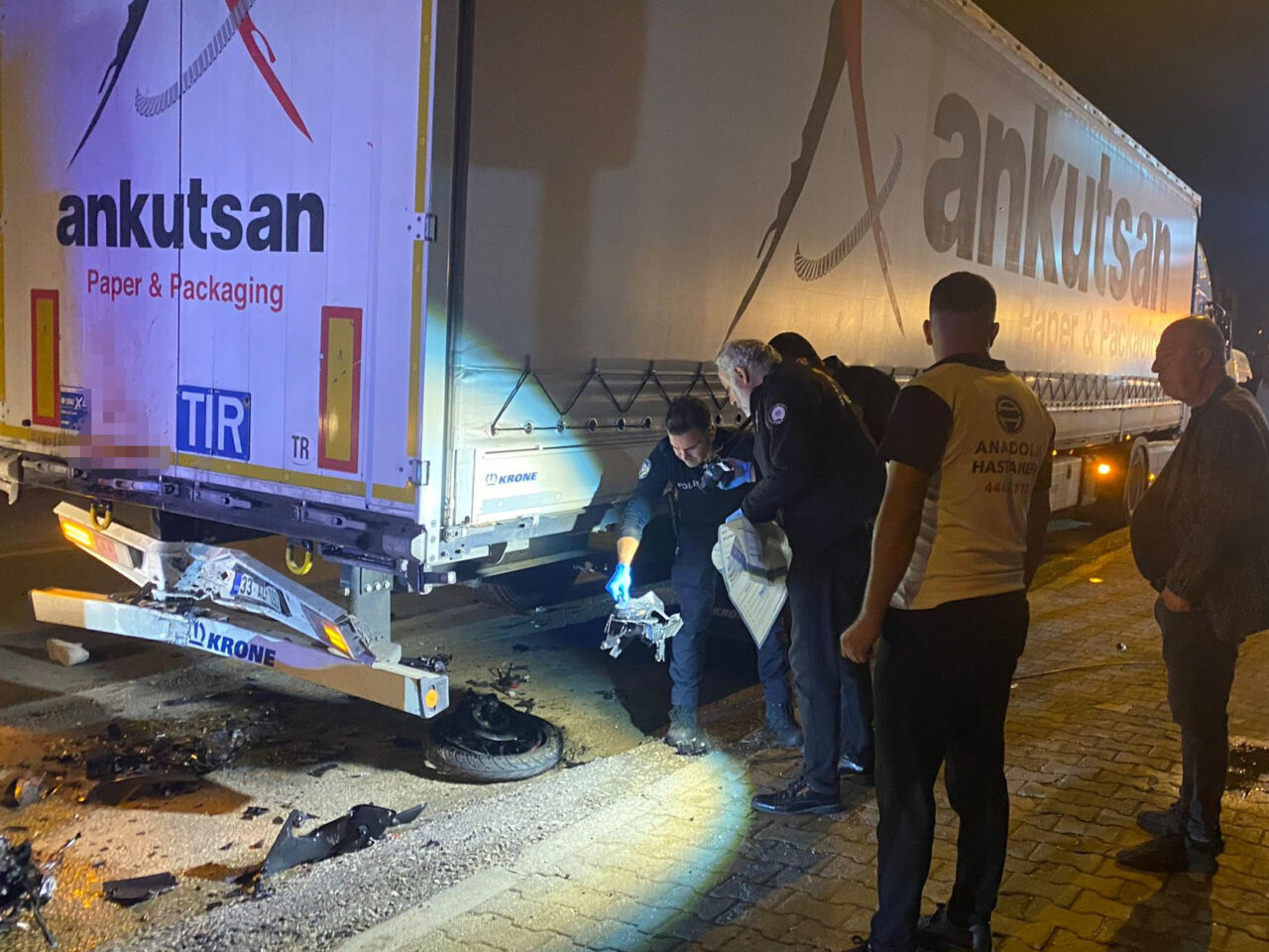  Antalya'nın Serik ilçesinde park halinde bulunan tıra arkadan çarpan motosikletin