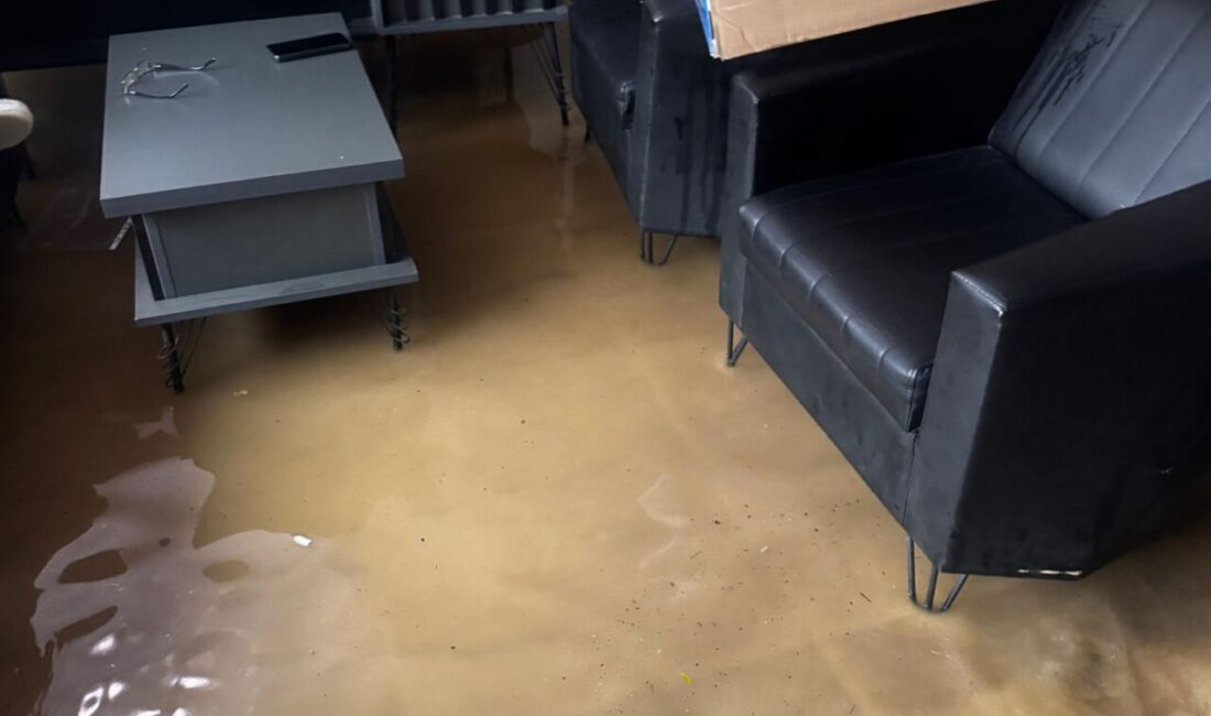  Antalya'da sağanak hayatı olumsuz etkiledi.