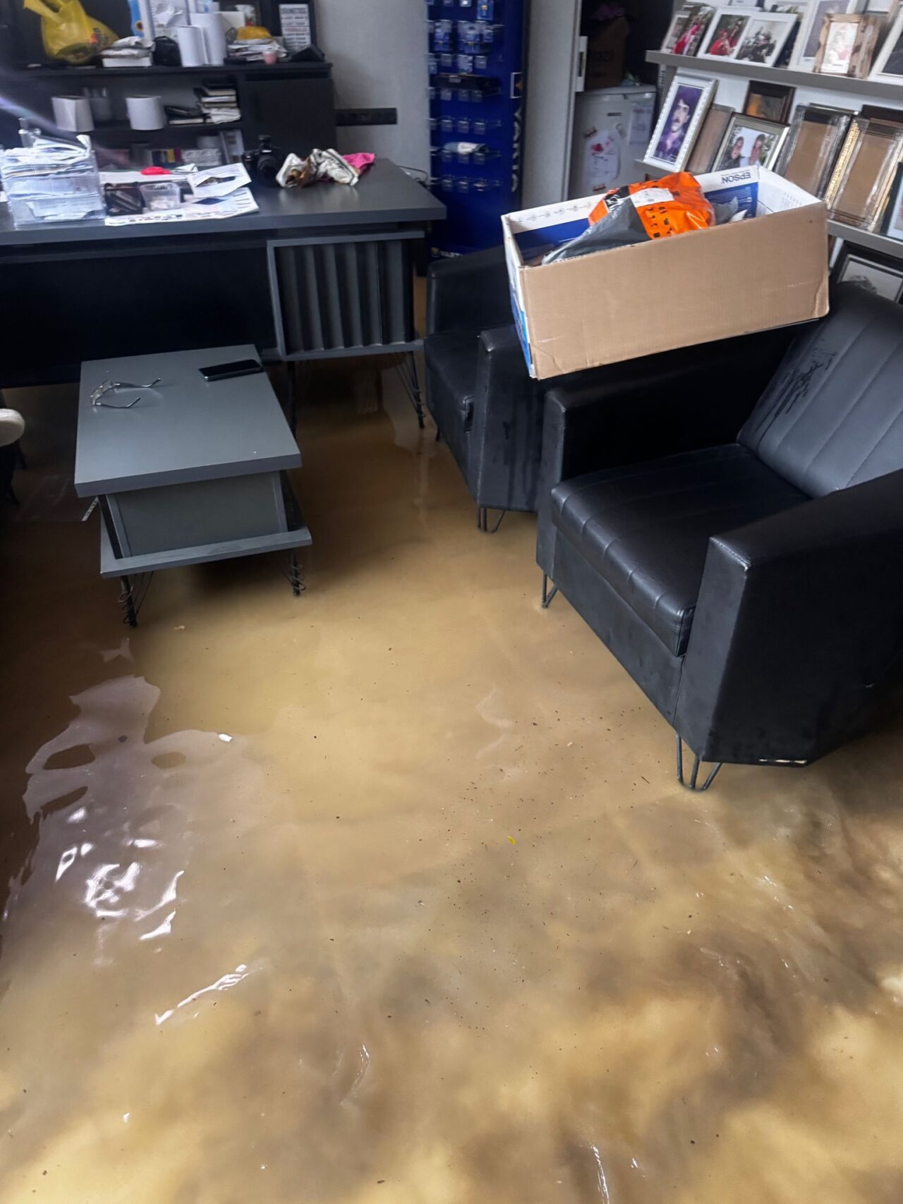  Antalya'da sağanak hayatı olumsuz etkiledi.