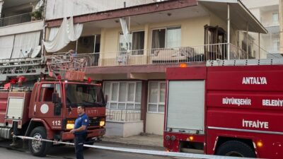 Antalya'nın Serik ilçesinde, yangın çıkan evdeki muhabbet kuşu itfaiye ekibince