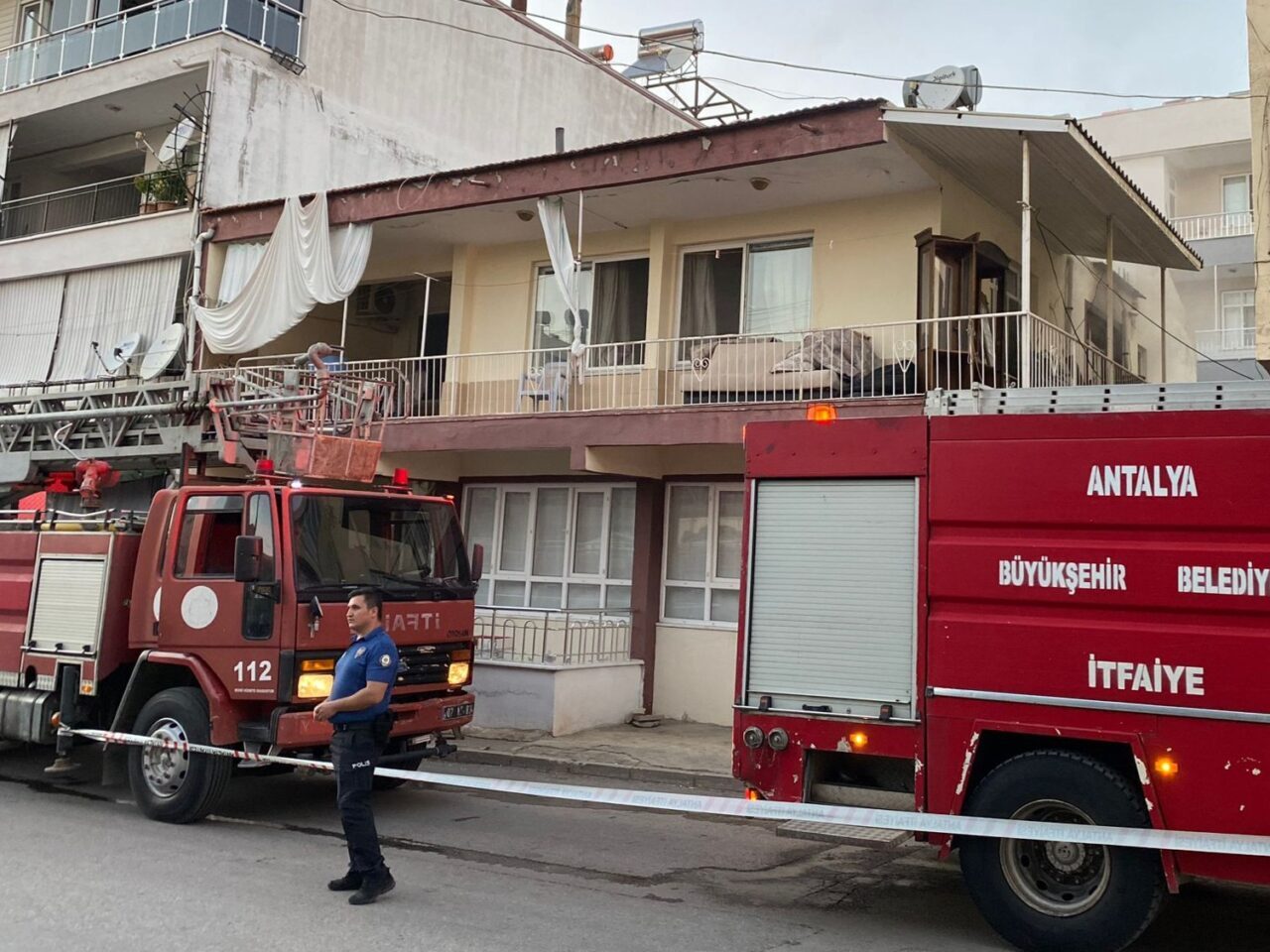 Antalya'nın Serik ilçesinde, yangın çıkan evdeki muhabbet kuşu itfaiye ekibince