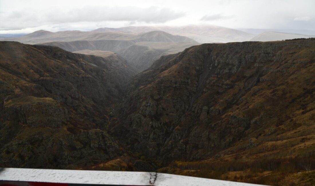  Ardahan'ın Çıldır ilçesindeki Karaçay Kanyonu'nda, tarihi Şeytan Kalesi'nin de izlenebileceği