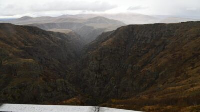  Ardahan'ın Çıldır ilçesindeki Karaçay Kanyonu'nda, tarihi Şeytan Kalesi'nin de izlenebileceği