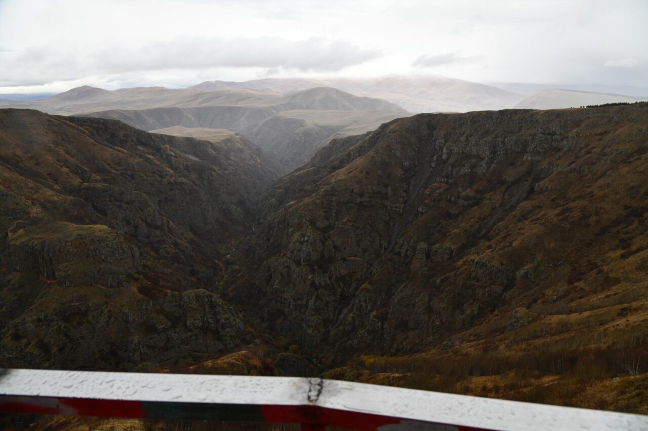  Ardahan'ın Çıldır ilçesindeki Karaçay Kanyonu'nda, tarihi Şeytan Kalesi'nin de izlenebileceği