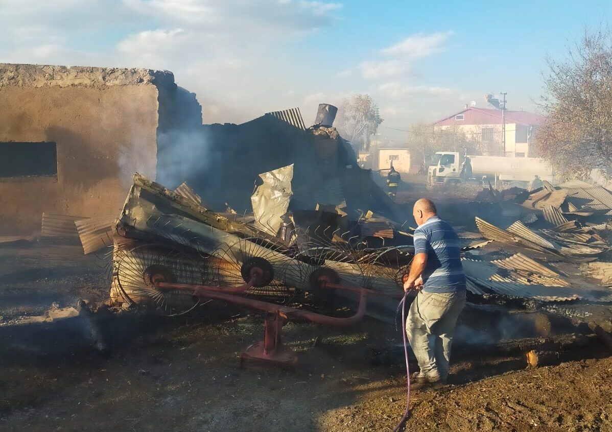 Ardahan'da ahırda çıkan yangında 15'i küçük, 23 hayvan telef oldu.
