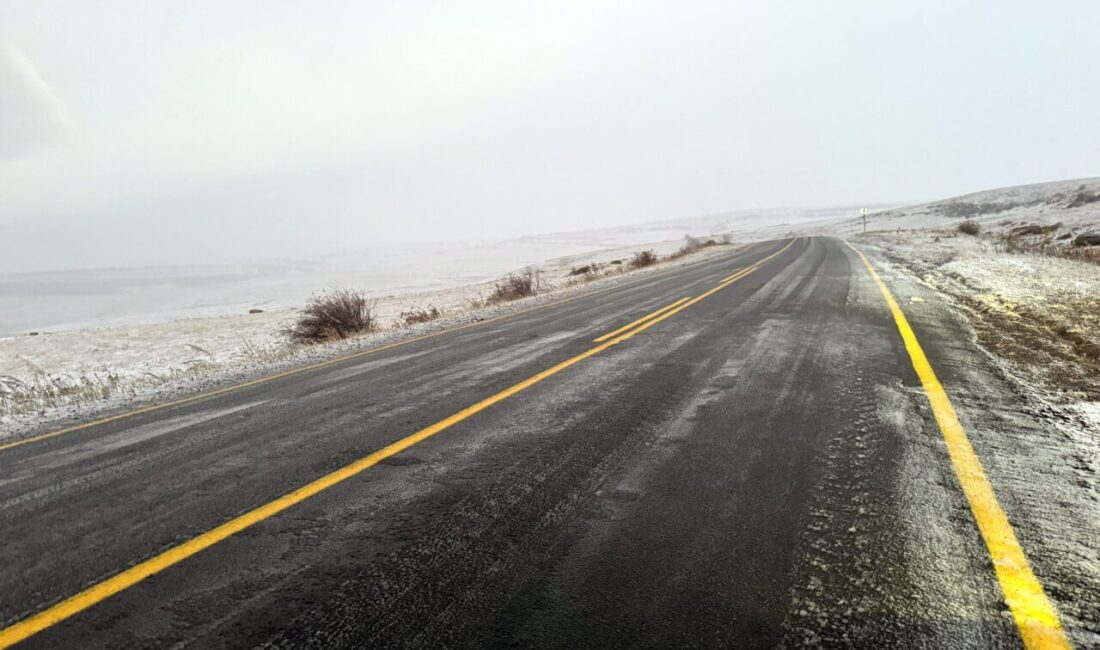 Ardahan'ın yüksek kesimlerinde kar yağışı ve tipi buzlanmaya neden oluyor.