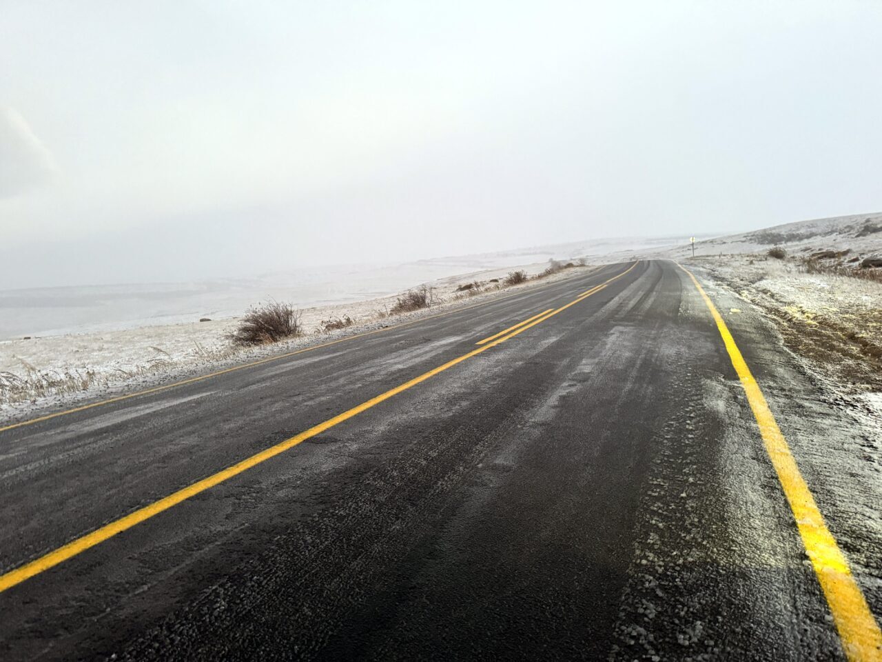 Ardahan'ın yüksek kesimlerinde kar yağışı ve tipi buzlanmaya neden oluyor.