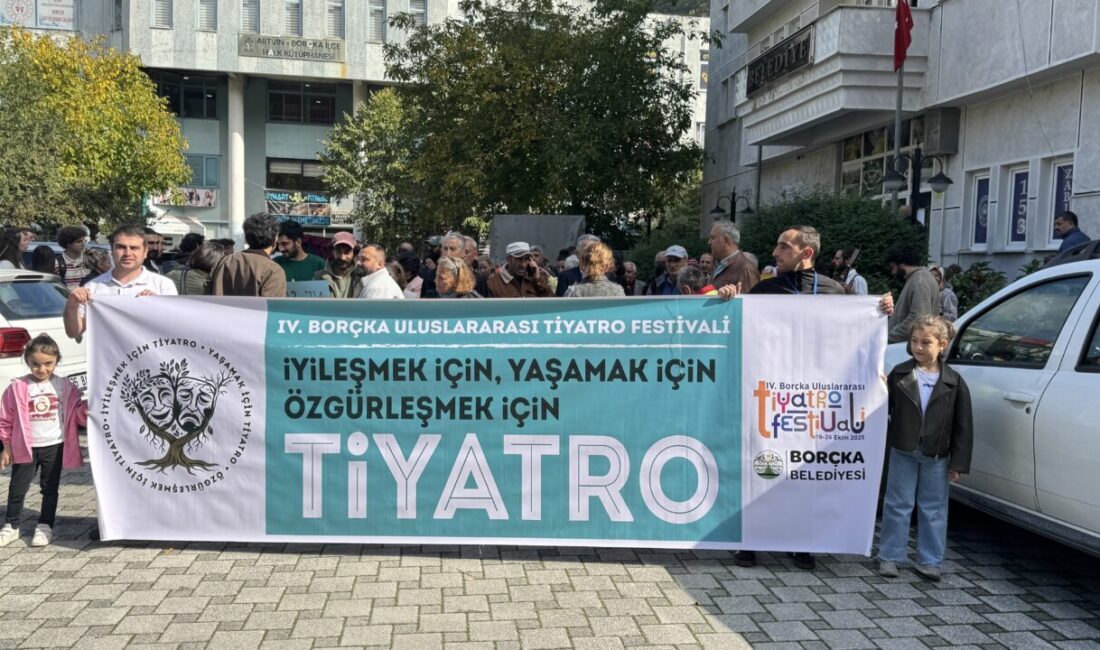 Artvin'de, Borçka Belediyesince organize edilen "4. Borçka Uluslararası Tiyatro Festivali"