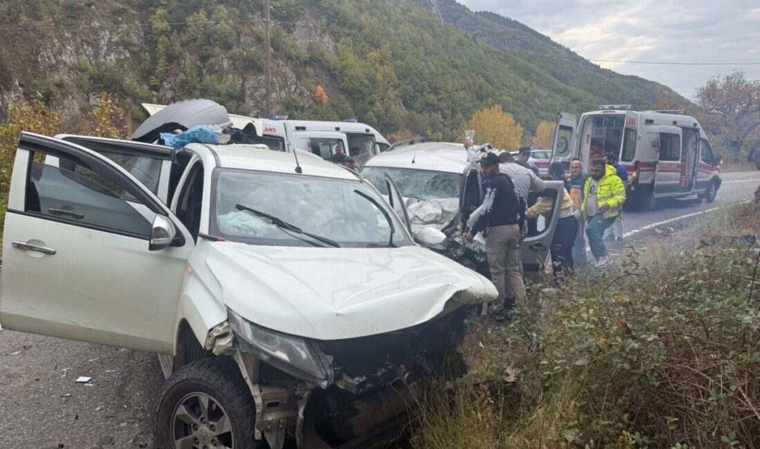 Artvin'in Şavşat ilçesinde üç aracın karıştığı trafik kazasında 4 kişi