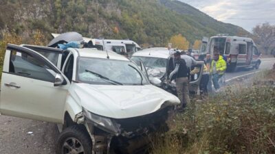 Artvin'in Şavşat ilçesinde üç aracın karıştığı trafik kazasında 4 kişi