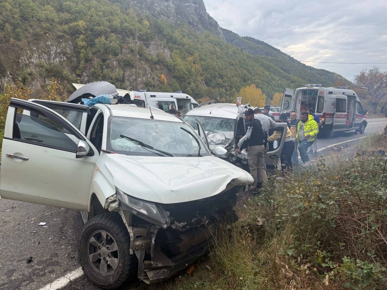 Artvin'in Şavşat ilçesinde üç aracın karıştığı trafik kazasında 4 kişi