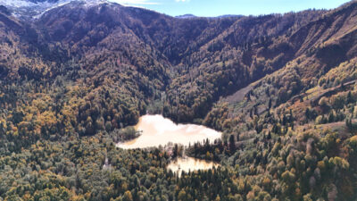 Artvin'in Borçka ilçesindeki Borçka Karagöl Tabiat Parkı, ziyaretçilerini sonbaharın hakim