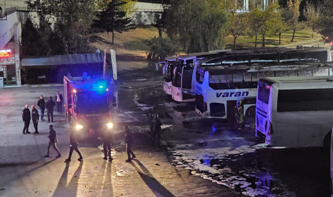 Ankara Şehirlerarası Otobüs Terminali'nde (AŞTİ) park halindeki otobüste çıkan yangın