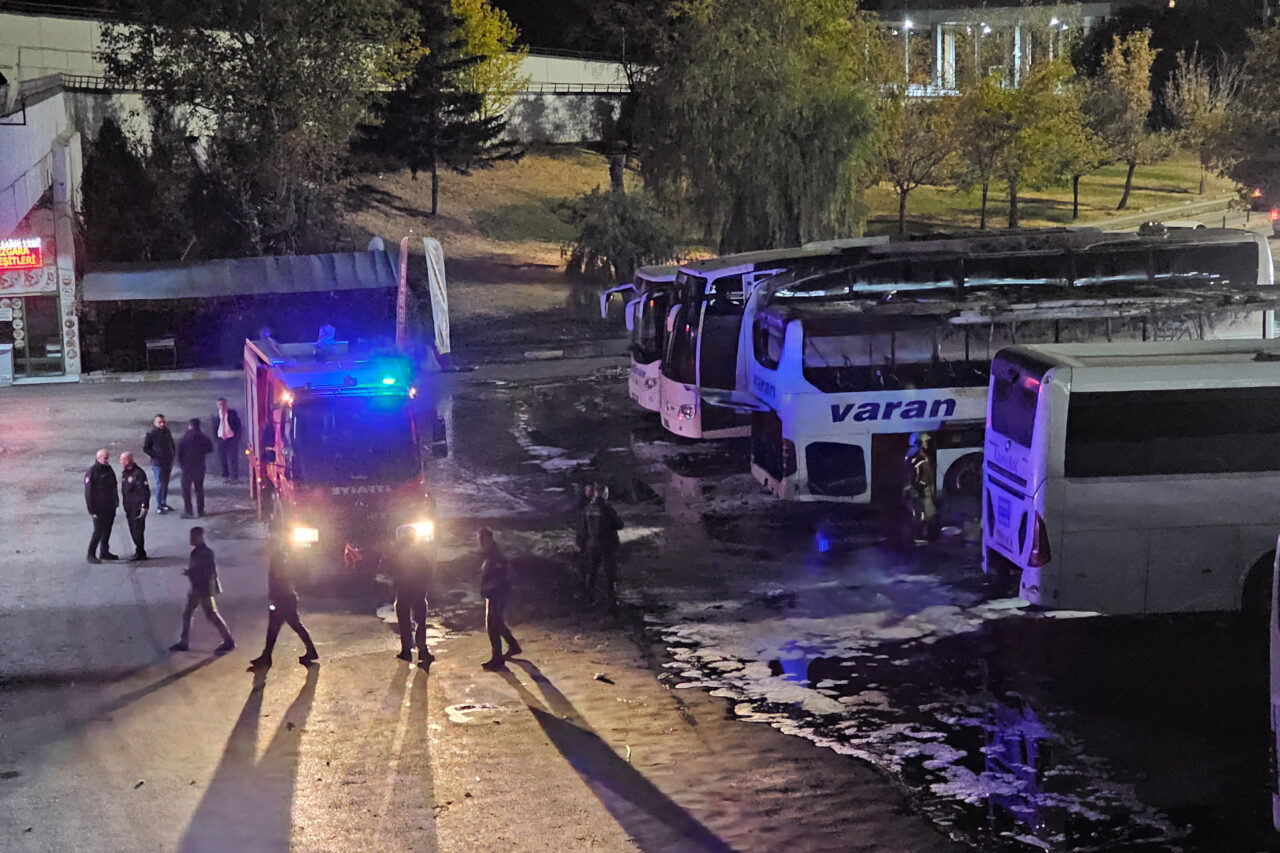 Ankara Şehirlerarası Otobüs Terminali'nde (AŞTİ) park halindeki otobüste çıkan yangın