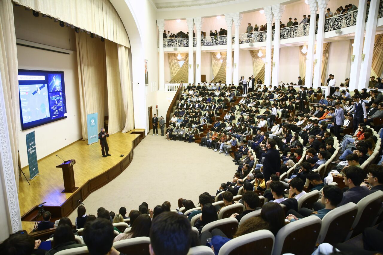 Türkiye'nin ilk astronotu Alper Gezeravcı, Azerbaycan Teknik Üniversitesinde (ATÜ) Türkiye'nin
