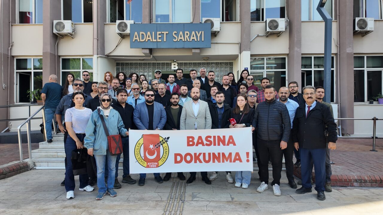 Aydın'da gazeteciler, trafik kazasını haberleştirmek isteyen meslektaşlarının darbedilmesine tepki gösterdi.