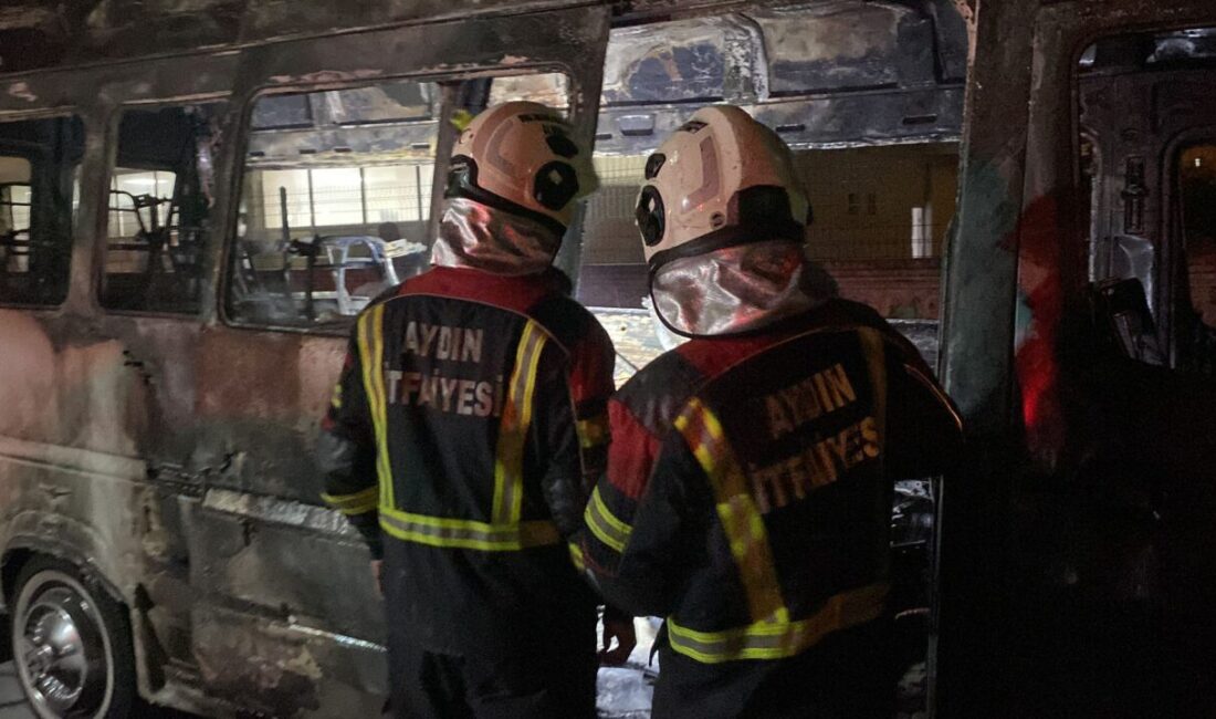 Aydın'ın Nazilli ilçesinde park halindeyken alev alan minibüs kullanılamaz hale