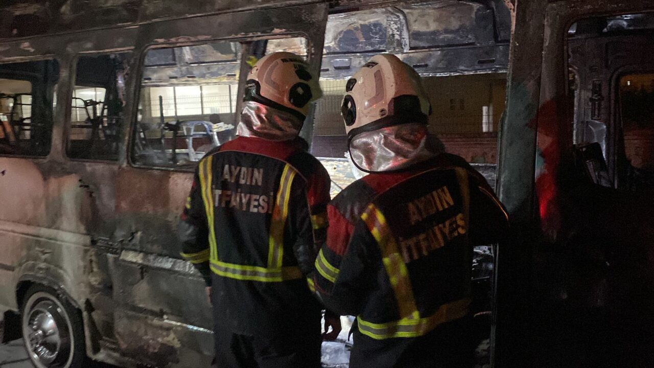 Aydın'ın Nazilli ilçesinde park halindeyken alev alan minibüs kullanılamaz hale