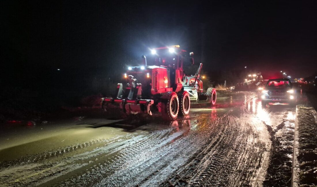 Aydın'da sağanağın etkisiyle Aydın-Denizli kara yoluna kadar gelen çamur nedeniyle