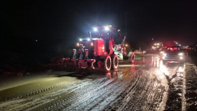 Aydın'da sağanağın etkisiyle Aydın-Denizli kara yoluna kadar gelen çamur nedeniyle
