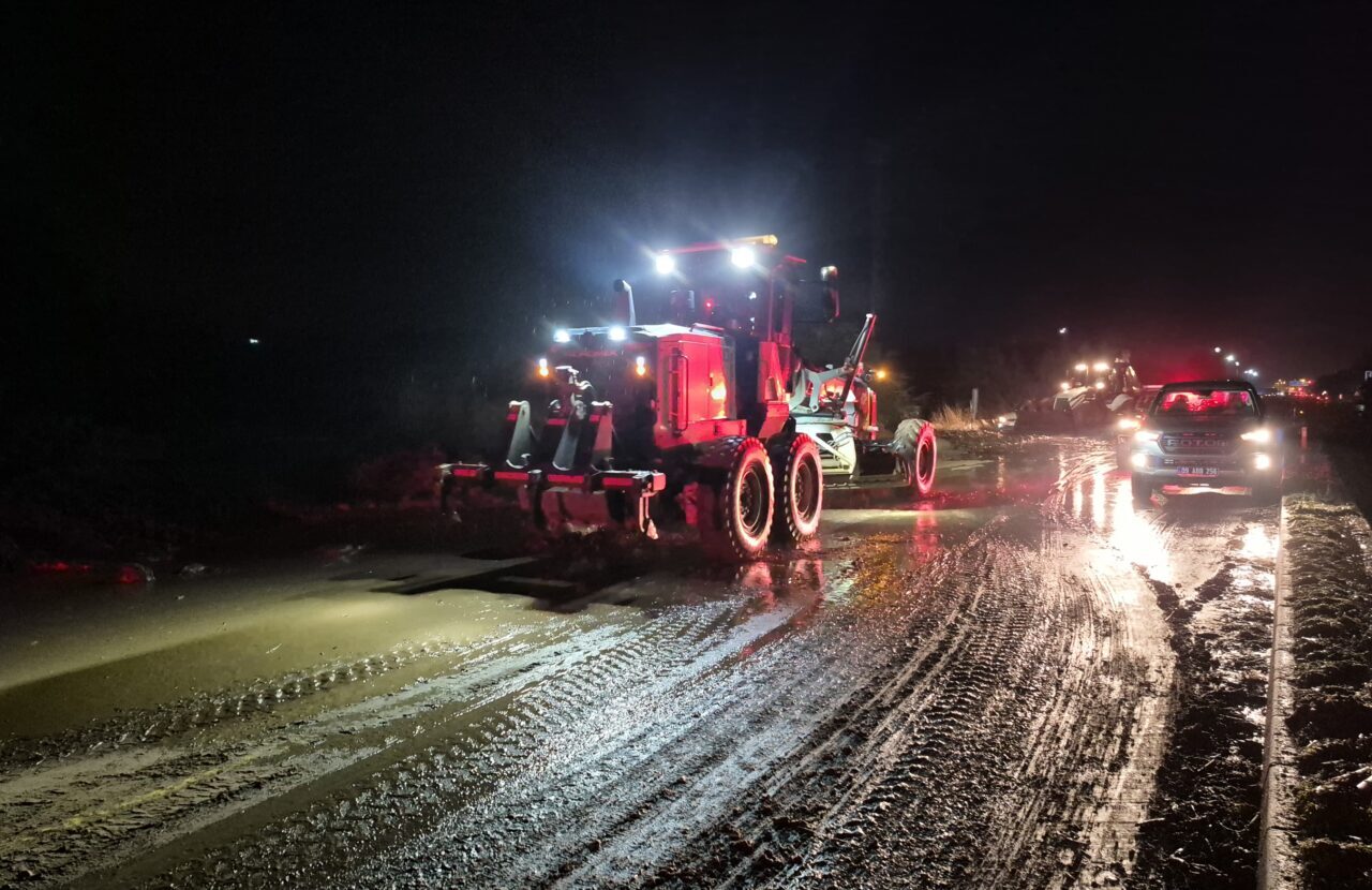 Aydın'da sağanağın etkisiyle Aydın-Denizli kara yoluna kadar gelen çamur nedeniyle