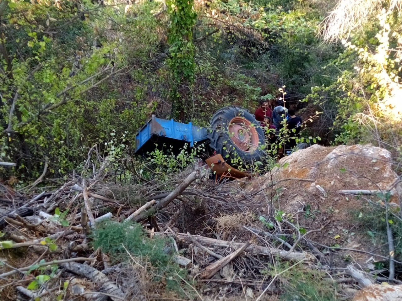 Aydın’ın Bozdoğan ilçesinde, şarampole devrilen traktörün altında kalan sürücü hayatını