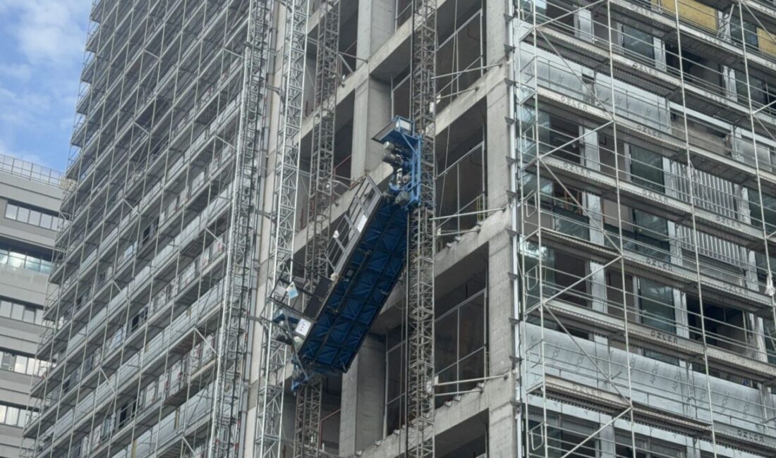  İstanbul Bahçelievler'de, bir inşaatın dış cephesinde asılı kalan asansörde bulunan