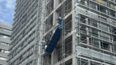  İstanbul Bahçelievler'de, bir inşaatın dış cephesinde asılı kalan asansörde bulunan