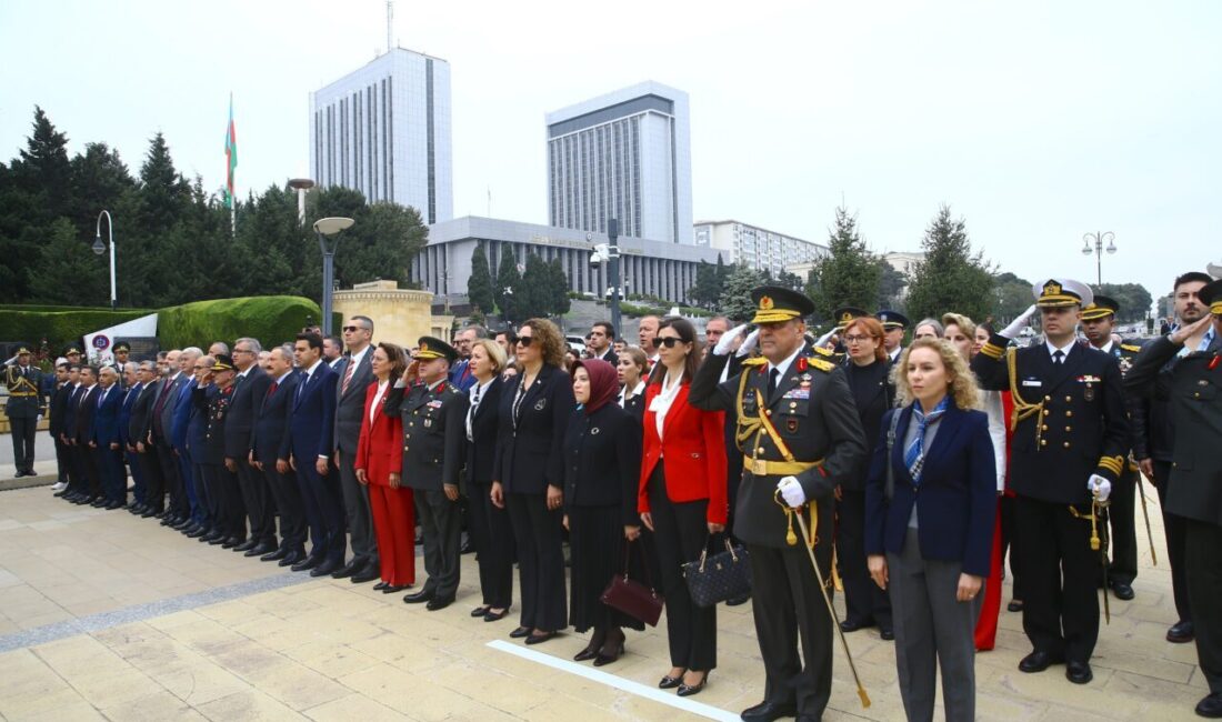 Azerbaycan’ın başkenti Bakü’de, Türkiye Cumhuriyeti’nin 102. kuruluş yıl dönümü dolayısıyla