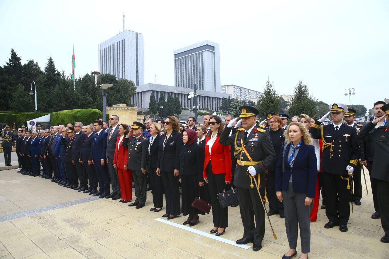 Azerbaycan’ın başkenti Bakü’de, Türkiye Cumhuriyeti’nin 102. kuruluş yıl dönümü dolayısıyla