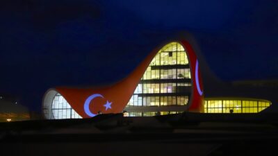 Azerbaycan'ın başkenti Bakü'nün mimari simgeleri arasında yer alan Haydar Aliyev