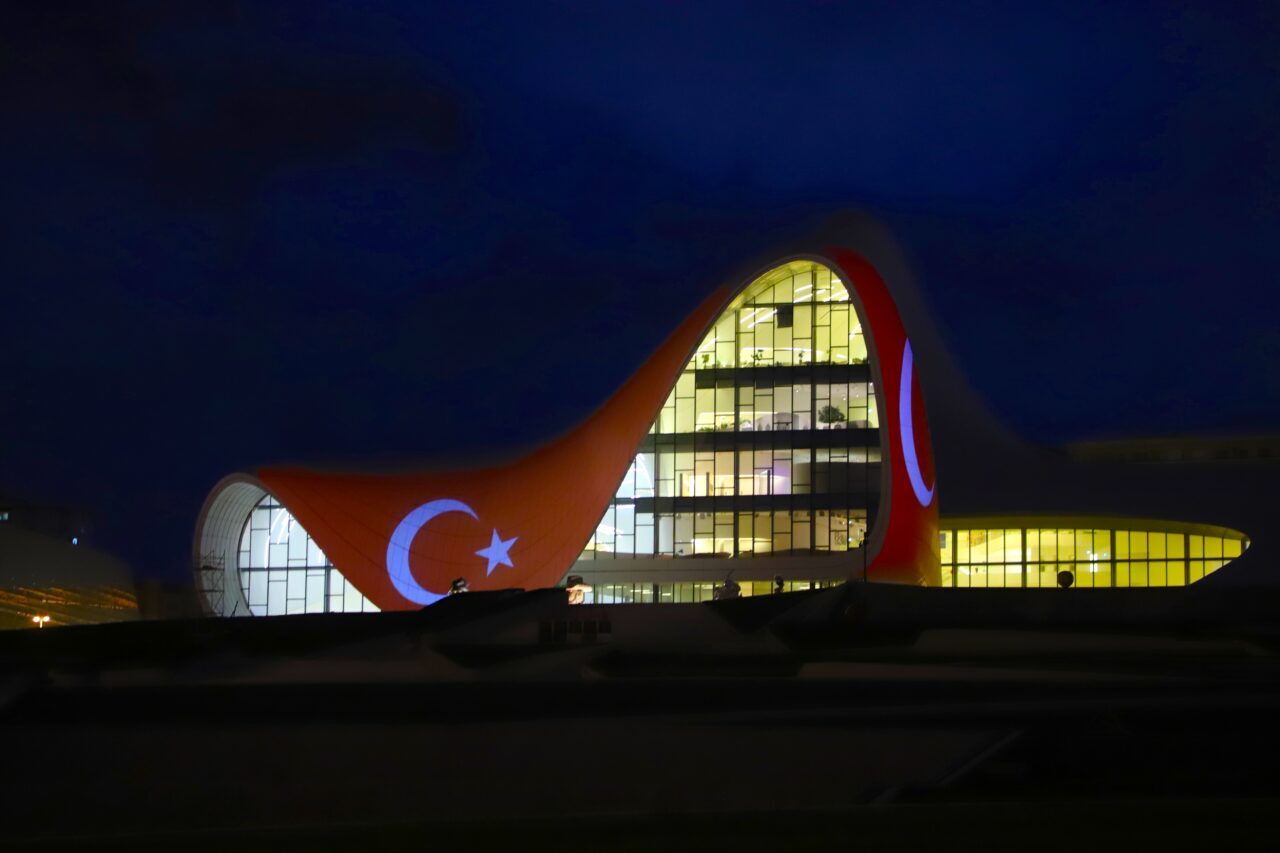 Azerbaycan'ın başkenti Bakü'nün mimari simgeleri arasında yer alan Haydar Aliyev