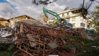 Balıkesir'in Sındırgı ilçesinde dün meydana gelen 6,1 büyüklüğündeki depremin ardından
