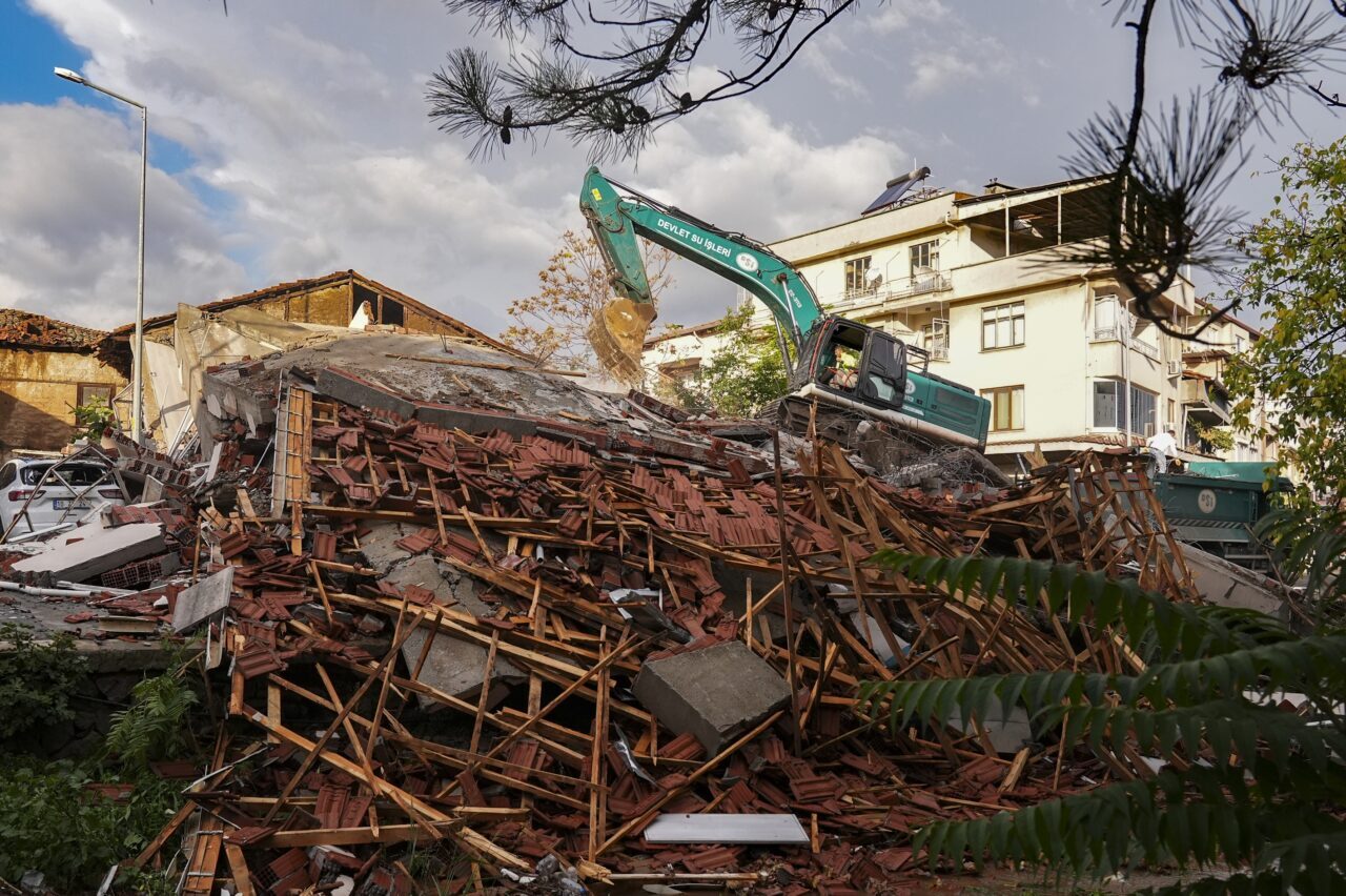 Balıkesir'in Sındırgı ilçesinde dün meydana gelen 6,1 büyüklüğündeki depremin ardından