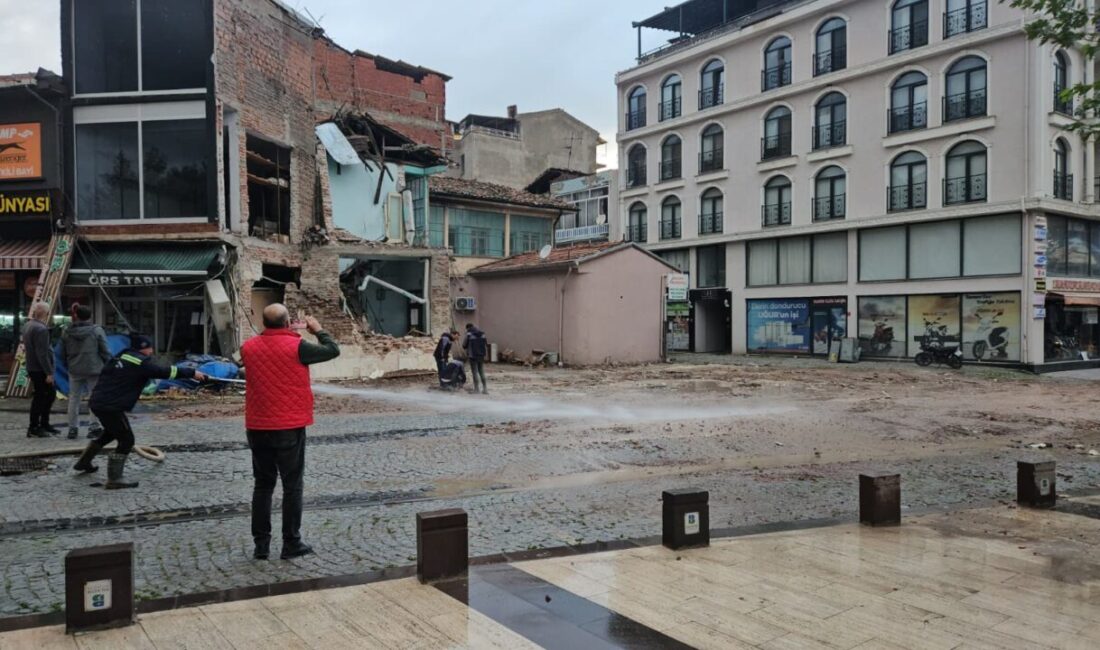Balıkesir'in Sındırgı ilçesinde dün meydana gelen 6,1 büyüklüğündeki depremde yıkılan