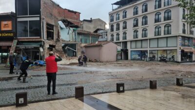 Balıkesir'in Sındırgı ilçesinde dün meydana gelen 6,1 büyüklüğündeki depremde yıkılan