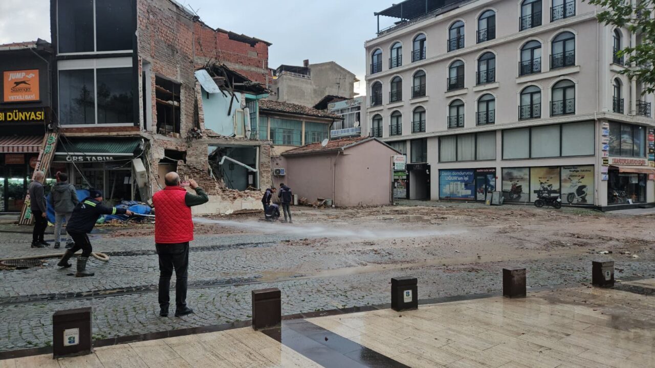 Balıkesir'in Sındırgı ilçesinde dün meydana gelen 6,1 büyüklüğündeki depremde yıkılan