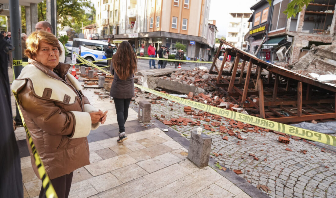 Balıkesir'in Sındırgı ilçesinde dün meydana gelen 6,1 büyüklüğündeki depremde iş