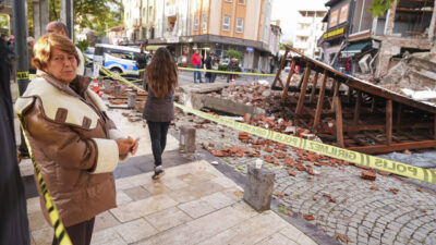 Balıkesir'in Sındırgı ilçesinde dün meydana gelen 6,1 büyüklüğündeki depremde iş