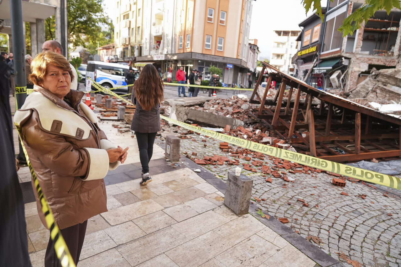 Balıkesir'in Sındırgı ilçesinde dün meydana gelen 6,1 büyüklüğündeki depremde iş