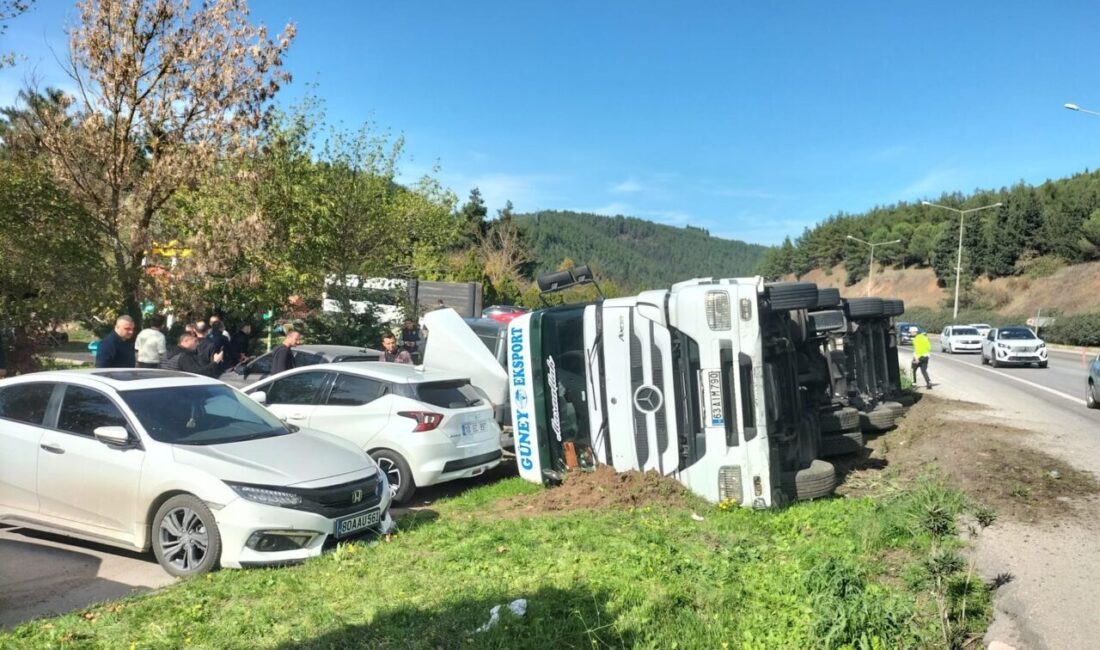  Balıkesir'in merkez Karesi ilçesinde devrilen ayçiçeği yağı yüklü tanker, park