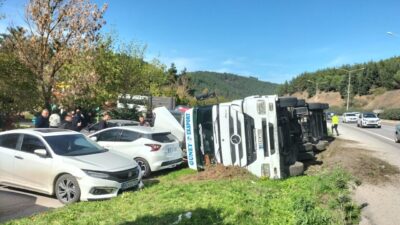  Balıkesir'in merkez Karesi ilçesinde devrilen ayçiçeği yağı yüklü tanker, park