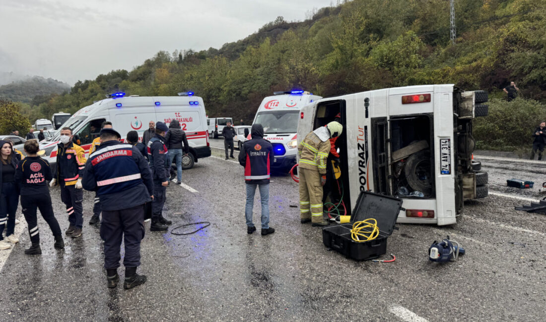 Bartın'da işçi servisinin devrilmesi sonucu 1 kişi hayatını kaybetti, 19