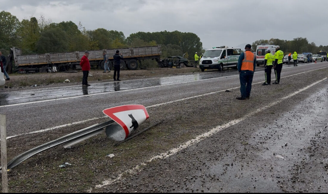 Bartın'da otomobil ile tırın çarpışması sonucu karı koca hayatını kaybetti,